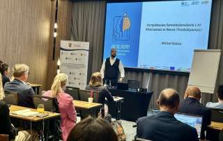 grupa osób słucha wykładu mężczyzny