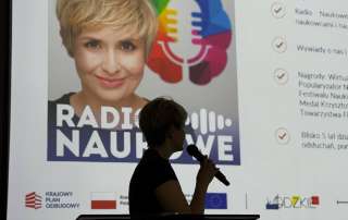 kobieta mówiąca przez mikrofon