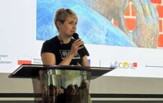 kobieta mówiąca przez mikrofon