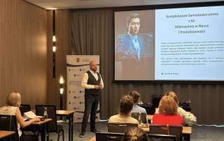 mężczyzna prezentuje wykład