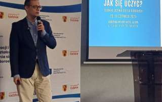 mężczyzna mówiący przez mikrofon