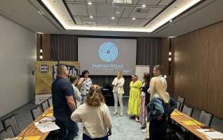 grupa osób stojąca w kole podczas rozmowy