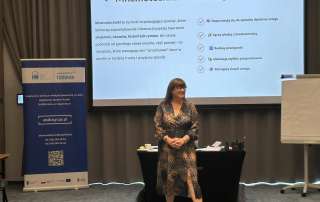 kobieta na tle prezentacji